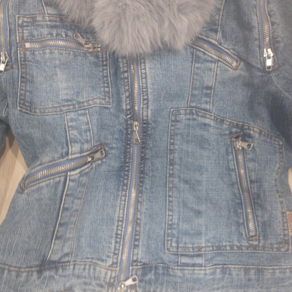 Sexy fun multi zippered faded jean jacket with faux fur collar - Picture 5 of 6